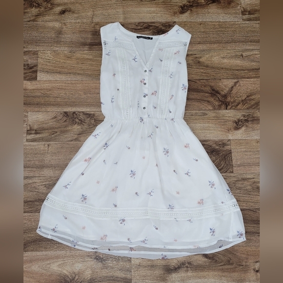 Abercrombie & Fitch Dresses & Skirts - ABERCROMBIE & FITCH V-NECK BUTTONDOWN WHITE FLORAL SLEEVELESS DRESS
